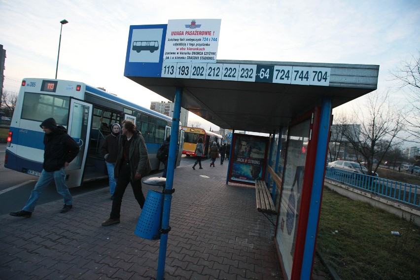 Kraków. Pasażerowie narzekają na warunki na przystanku autobusowym przy rondzie Czyżyńskim [ZDJĘCIA]