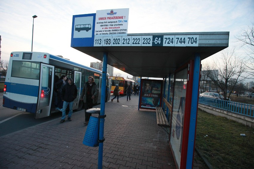 Kraków. Pasażerowie narzekają na warunki na przystanku autobusowym przy rondzie Czyżyńskim [ZDJĘCIA]