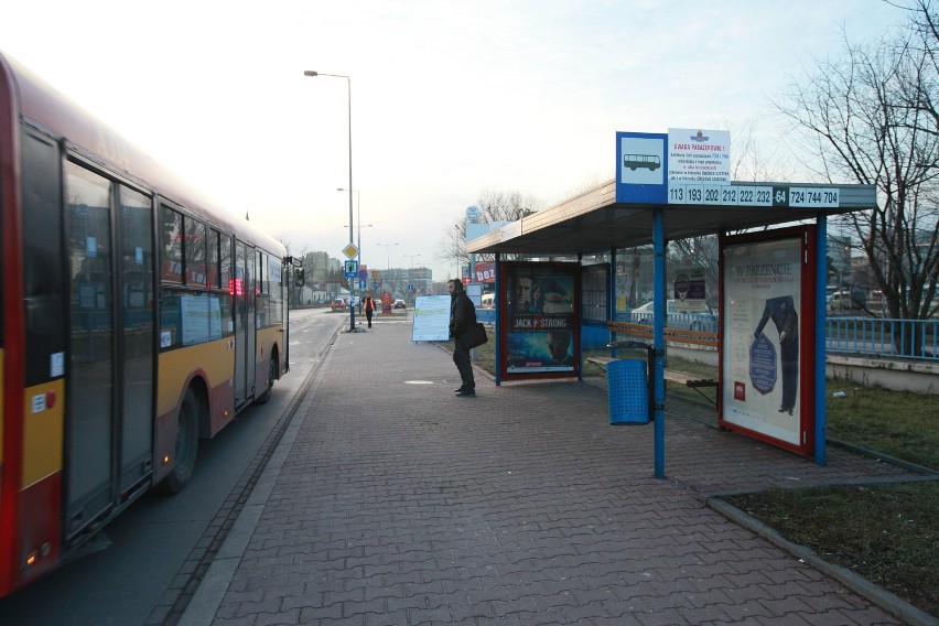 Kraków. Pasażerowie narzekają na warunki na przystanku autobusowym przy rondzie Czyżyńskim [ZDJĘCIA]