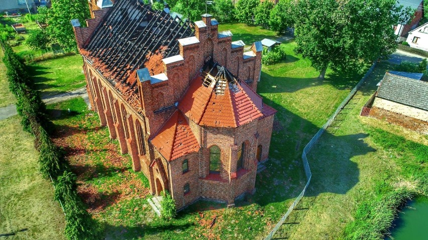 Spalony kościół w Lutolu Suchym z lotu ptaka