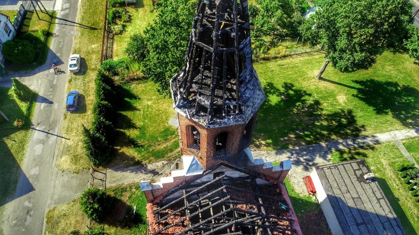 Spalony kościół w Lutolu Suchym z lotu ptaka