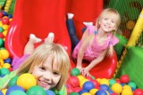 Oto najlepsze sale zabaw w Bielsku-Białej i w Żywcu polecane przez rodziców. Wśród atrakcji dla dzieci m.in. piłeczkowe baseny i trampoliny