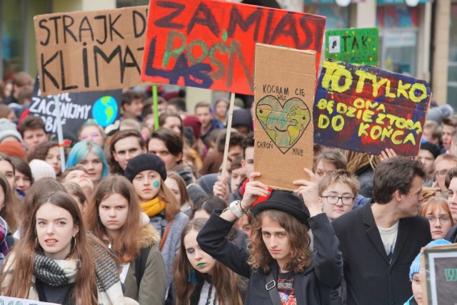 - Zamiast do szkoły, wyjdź na ulicę i 15 marca dołącz do nas podczas strajku klimatycznego! - nawoływali uczniowie organizujący Młodzieżowy Strajk Klimatyczny w Poznaniu. W piątek protestowali przeciwko postępującym, niekorzystnym zmianom klimatycznym.
Zobacz więcej zdjęć ----->