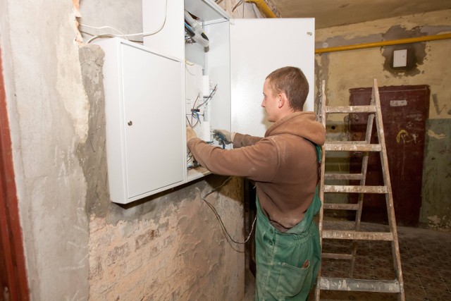 W ramach modernizacji instalacji elektrycznych w budynkach komunalnych oraz zarządzanych przez MZB Wałbrzych, instalacje o napięciu 230 V są wymieniane na 24 V
