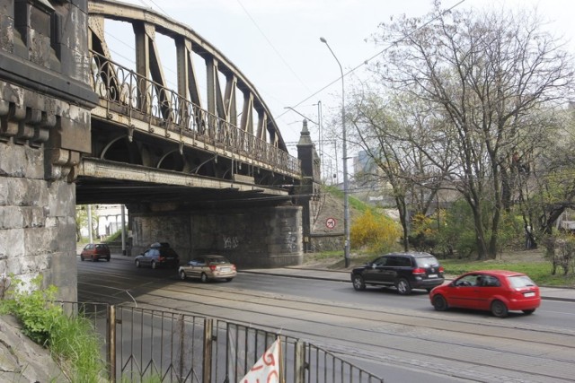 Robotnicy po obu stronach wiaduktu nad ulicą Grabiszyńską ustawiają już  metalowe ściany, których zadaniem będzie podtrzymanie  nasypu kolejowego podczas prac na pierwszym torze