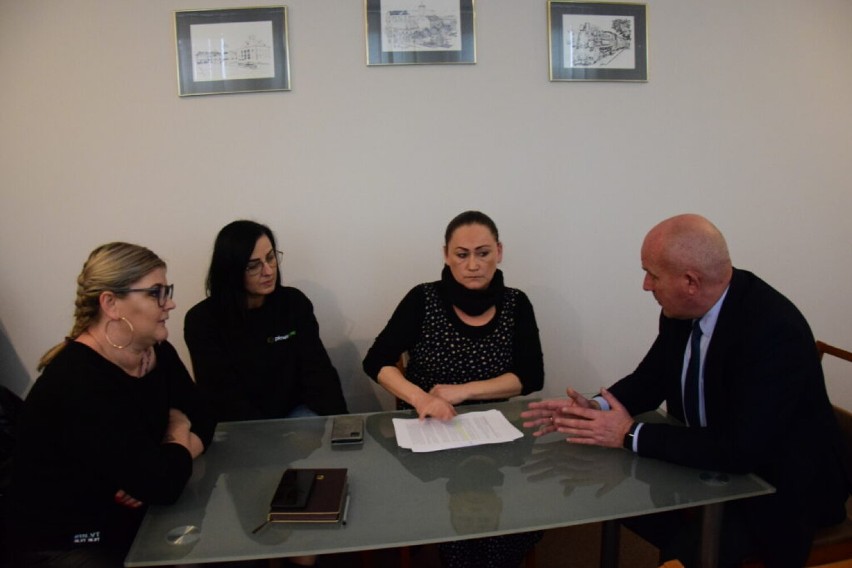 8 grudnia w Urzędzie Miejskim w Łęczycy zastępca burmistrza Wojciech Czaplij spotkał się z przedstawicielami grupy Zwierzoluby Łęczyca, która aktywnie działa w mieście rzecz bezdomnych zwierzaków