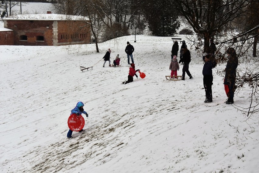 Zima przyszła do Zamościa: najbardziej cieszą się dzieci
