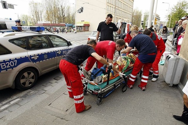 W samym centrum Wrocławia robotnik wpadł pod samochód. Ciężko ranny trafił do szpitala