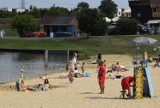 Sobotnie popołudnie na plaży skierniewickiego zalewu. Tłoku nie ma [ZDJĘCIA]