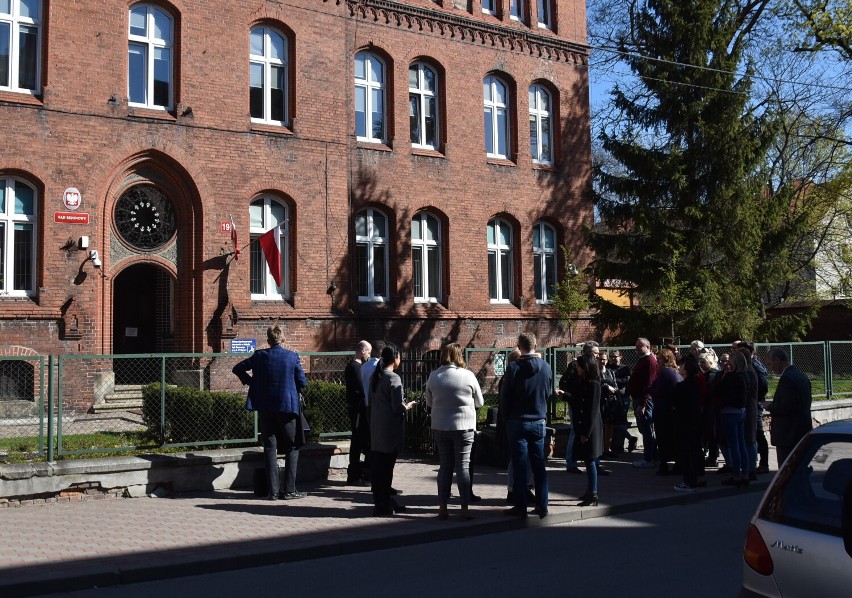 Malbork. Ten "pożar" w sądzie to tylko ćwiczenia straży pożarnej. Cenne doświadczenie i dla pracowników, i dla strażaków