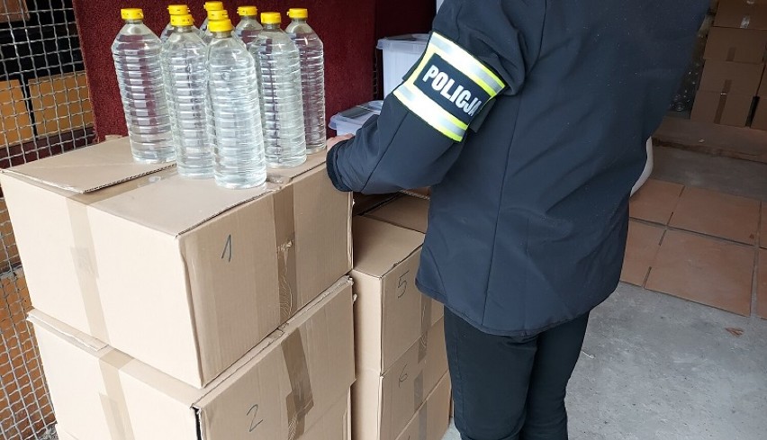 Policjanci zajmujący się zwalczaniem przestępczości gospodarczej zabezpieczyli blisko 140 kilogramów krajanki tytoniowej, 260 sztuk papierosów oraz 250 litrów wyrobów spirytusowych bez polskich znaków akcyzy.