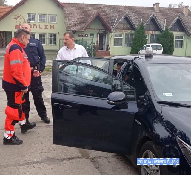 Kobietę w nieodpowiednim do pogody stroju dostrzegli policjanci z Grupy Poszukiwawczej w Lwówku Śląskim.