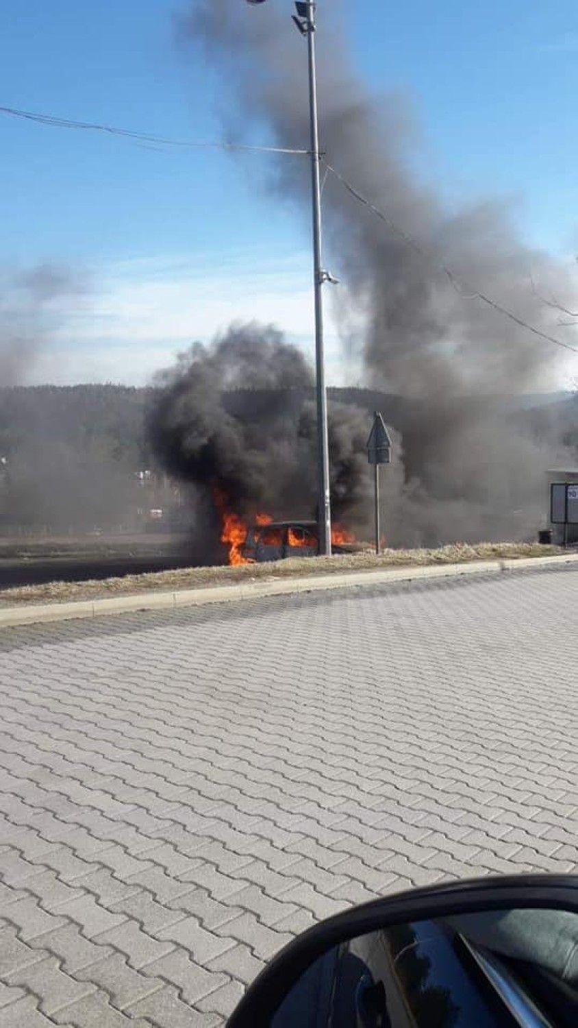 Auto spłonęło na parkingu w Świeradowie-Zdroju