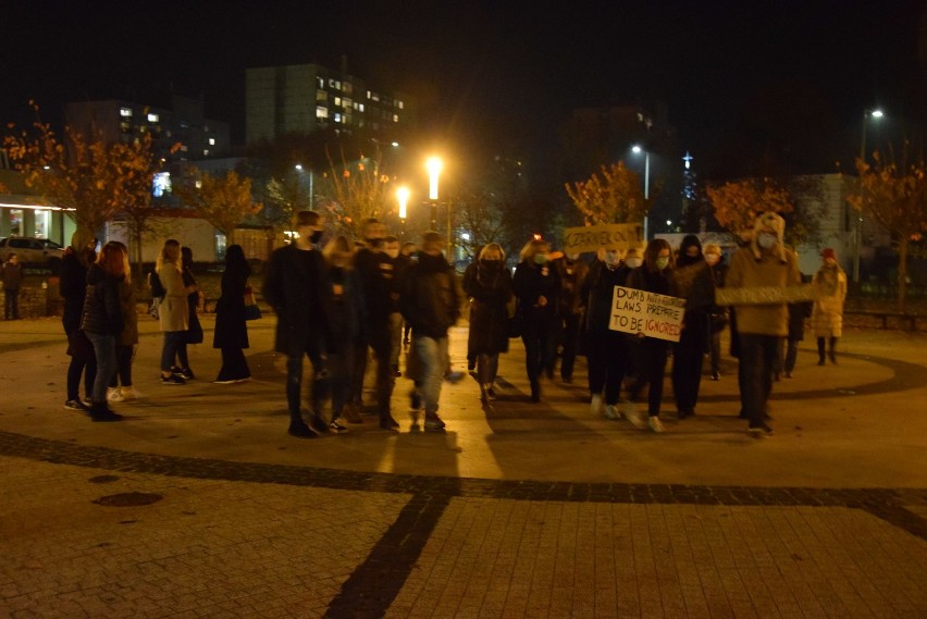 Mieszkańcy Zawiercia zorganizowali dziś spacer, zamiast tradycyjnego protestu.