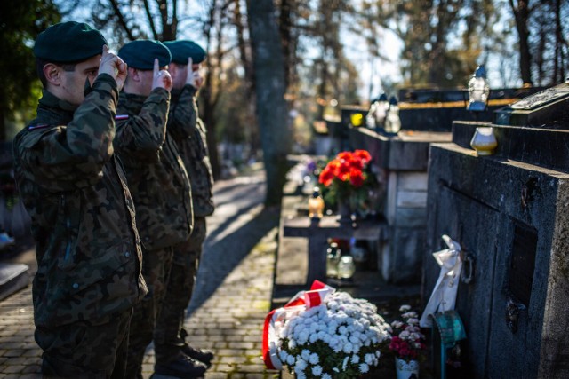 Żołnierze 5. Batalionu Strzelców Podhalańskich z Przemyśla uczcili pamięć poległych i zmarłych.