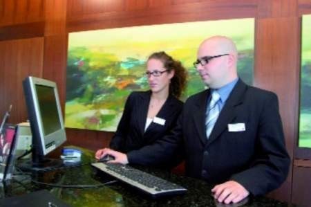 Karolina i Sebastian, odbywający staż we wrocławskim hotelu Radisson SAS, uważają, że opłaca się zdobywać praktykę w kraju.  FOT. Marcin Osman