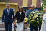Dni Patrona Miasta w Bełchatowie. Kwiaty przy pomniku papieża św. Jana Pawła II
