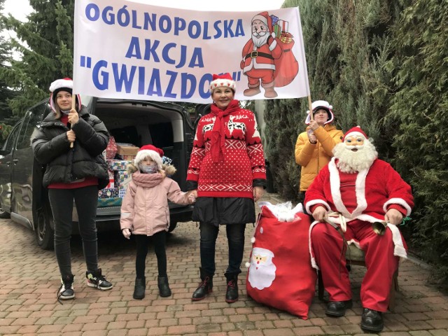 Do 120 dzieci z powiatu międzychodzkiego i szamotulskiego trafiły prezenty w ramach tegorocznej Ogólnopolskiej Akcji „Gwiazdor” (19.12.2020).