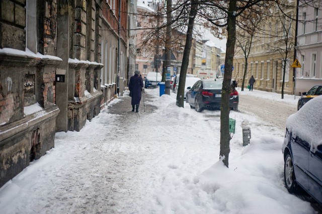 Gros chodników w Bydgoszczy od kilku dni jest nie tylko nieodśnieżonych, ale wiele jest wręcz zalodzonych. Jak piszą internauci, oby skończyło się tylko na mandatach, a nie na połamanych nogach, rękach i biodrach.