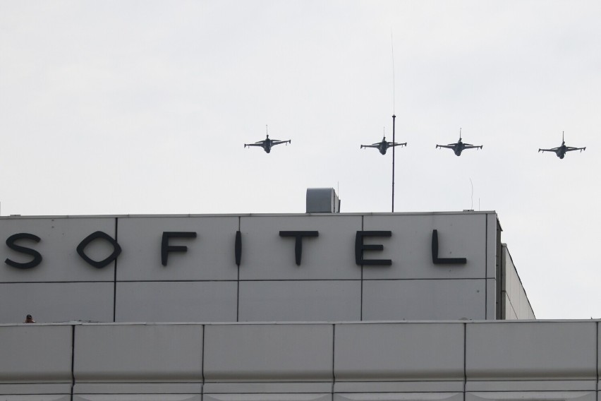 Myśliwce nad Warszawą. Wojskowe uroczystości na placu Piłsudskiego w towarzystwie F-16. Nowoczesne maszyny zwróciły uwagę mieszkańców