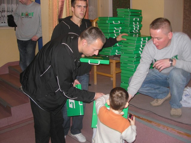 Piłkarze Lechii podczas przekazywania prezentów
