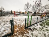 Nowe place zabaw  w Lesznie  w końcu otwarto z półrocznym opóźnieniem. Pokryte śniegiem czekają na dzieci