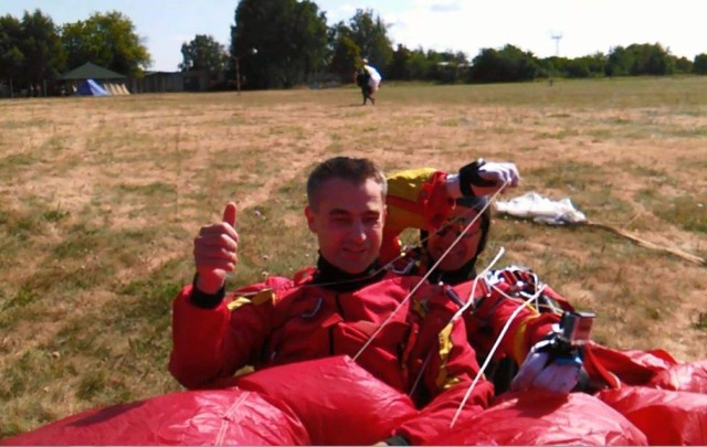 Gawkowski skoczył ze spadochronem w Bydgoszcz w asyście instruktora Marka Tarczykowskiego z toruńskiego klubu SkyDive.