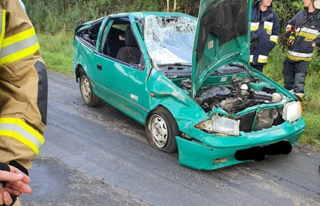 Rozbity pojazd na drodze z Borzęcina do Dobla