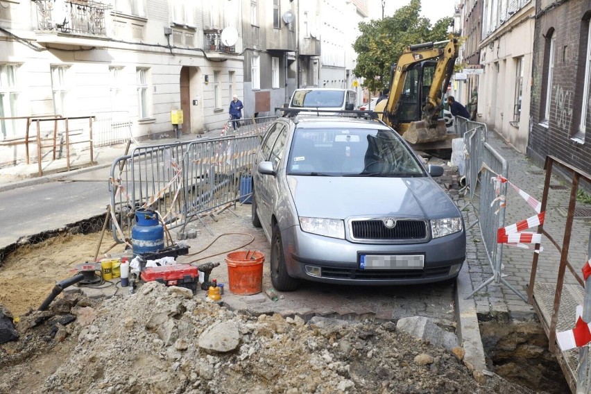 Samochód uwięziony na placu budowy w Katowicach.