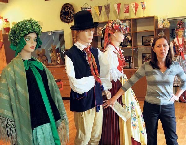 Ewa Kruszyna wskazuje na jedne z najstarszych jelenioków (rodzaj spodni), które mają blisko sto lat