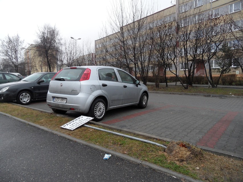 Przewrócony znak na parkingu