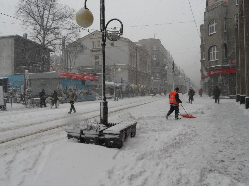 Atak zimy w Chorzowie. Miasto zasypane! FOTO