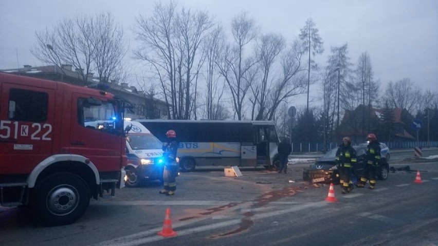 Limanowa. Trzy osoby ucierpiały w zderzeniu busa z samochodem osobowym