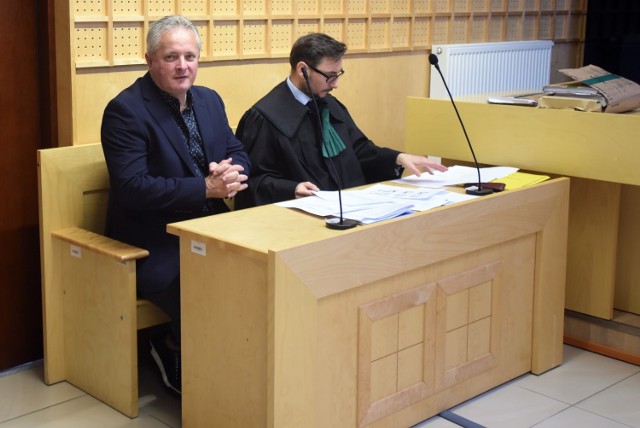 Biznesmen Piotr Misztal (z lewej), który pozwał gminę Łódź, i jego pełnomocnik, adwokat Jakub Czarnecki, podczas rozprawy w Sądzie Okręgowym w Łodzi