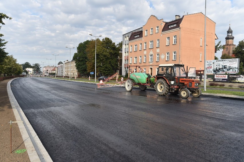Kładą już asfalt na skrzyżowaniu Korcza - Jana Pawła II. Od przyszłego tygodnia zamkną drugi pas [ZDJĘCIA]