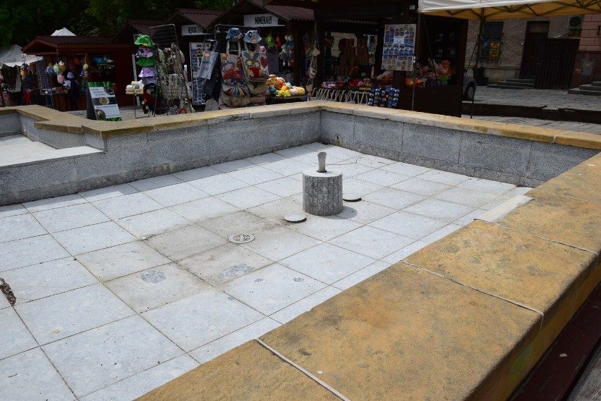 Sandomierska fontanna na Małym Rynku czeka na remont. Na razie korzystają z niej pluszaki - zobacz zdjęcia