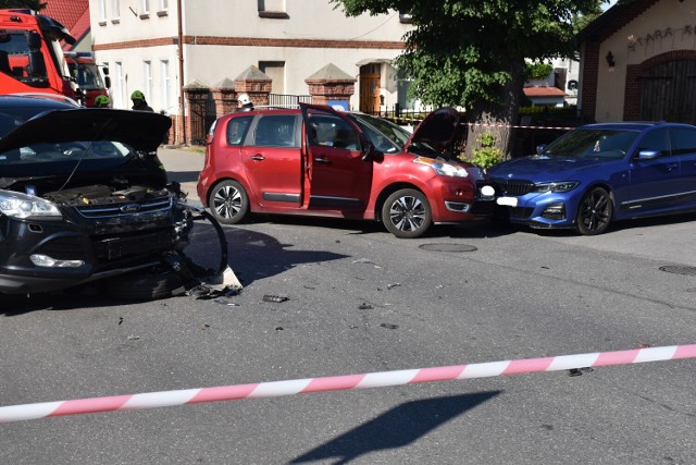 Pleszew. Trzy samochody zderzyły się na skrzyżowaniu w Pleszewie. Jedna osoba trafiła do szpitala