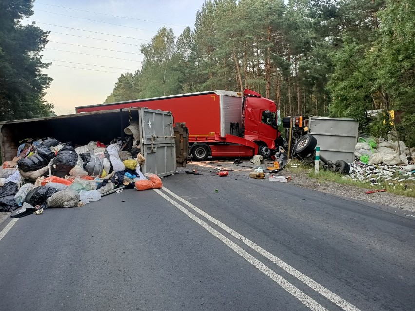 Wypadek w Gałkowicach Starych (gmina Kamieńsk). Zderzenie 2 ciężarówek, 1 osoba ranna. ZDJĘCIA