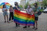 Poznaniacy okazali solidarność z Węgrami. Społeczność LGBT+ protestowała przeciwko węgierskiej ustawie. „To queerfobiczna ustawa” – twierdzą