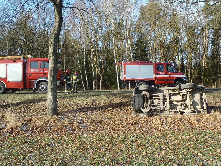 Auto dachowało na poboczu drogi. Nikt nie ucierpiał