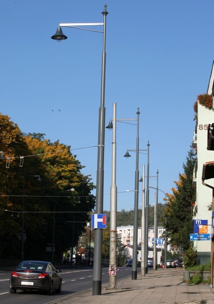 Na al.Niepodległości w Sopocie trwa wymiana trakcji trolejbusowej. Słupy stoją za blisko budynków?