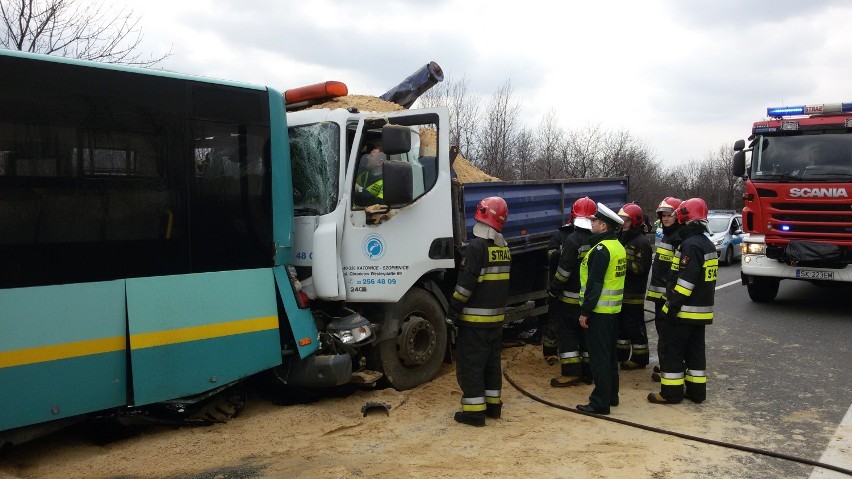 Wypadek autobusu w Katowicach [ZDJĘCIA]. Są ranni