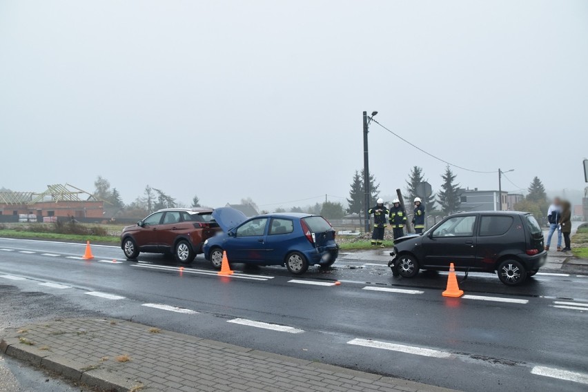 Poranna kolizja trzech samochodów w Szymanowie. Jedna osoba...