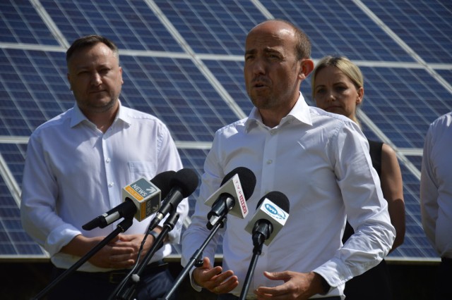 Konferencja prasowa Borysa Budki, lidera PO, w Leksandrowej na temat planowanych zmian w prawie dotyczących paneli fotowoltaicznych, 10.06.2021