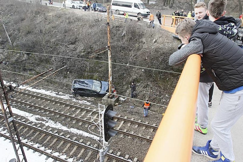 W Wałbrzychu auto spadło na tory w okolicach wiaduktu przy ul. Kosteckiego. Trzy osoby ranne