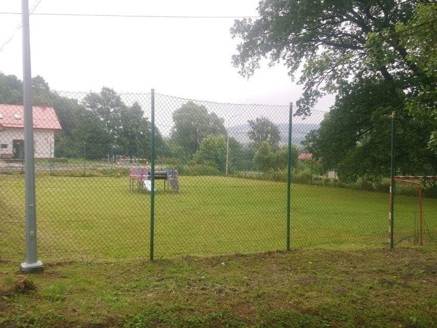 W Krzemiennej plac zabaw powstał na środku boiska piłkarskiego. To "perła inwestycyjna" w powiecie brzozowskim [ZDJĘCIA]
