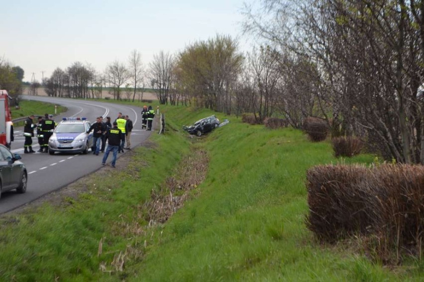 Wypadek w Pleszewie - auto dachowało i stanęło w ogniu