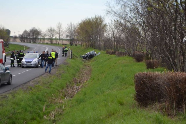 Wypadek w Pleszewie - auto dachowało i stanęło w ogniu