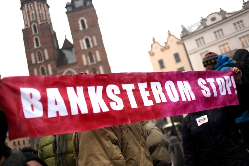 Frankowicze protestują na Rynku w Krakowie