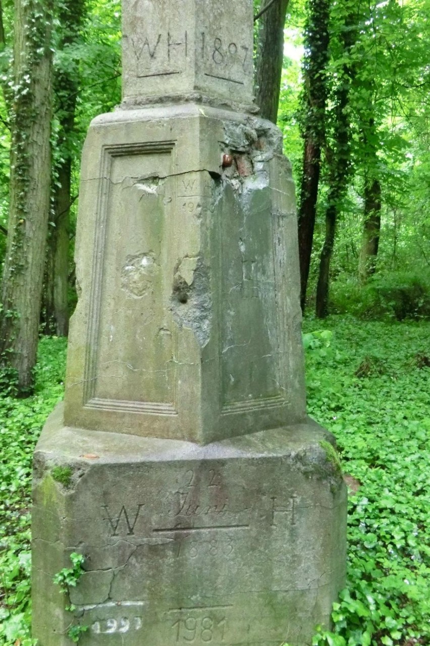 Fragment obelisku z zaznaczonymi poziomami wód powodziowych